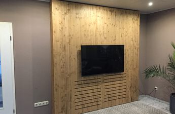 Eine Wandkonsole aus Holz für den Fernseher im Wohnzimmer