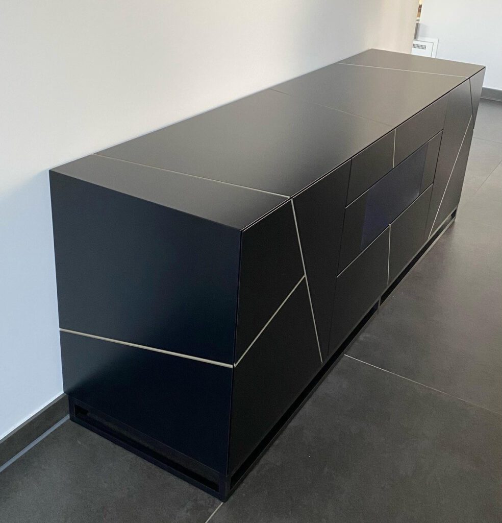 Dieses Sideboard besticht durch Moderne.